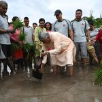 राष्ट्रपति पौडेल धान रोपाइँमा सहभागी